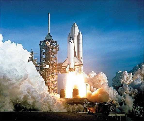 Lần đầu tiên phóng thành công tàu con thoi vào vũ trụ, được chụp năm 1981. Tàu con thoi Columbia rời bệ cùng hai phi hành gia John Young và Robert Crippen vào ngày 12/4/1981. Sau đó phi hành gia trở về bằng khoang đổ bộ.