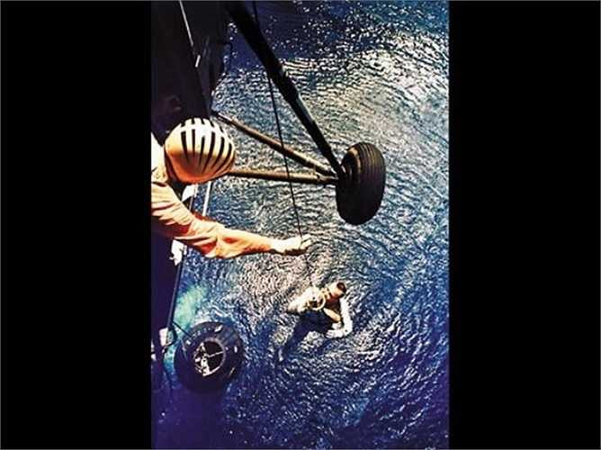 Alan Shepard - người Mỹ đầu tiên bước ra không gian từ con tàu Freedom 7, được chụp năm 1961. Anh được cứu hộ từ một chiếc trực thăng khi đang lênh đênh trên đại dương sau khi khoang đổ bộ về trái đất.