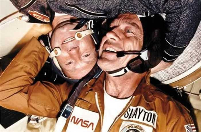 Apollo - Soyuz, được chụp vào năm 1975. Các phi hành gia Alexei Leonov (trái, người Nga) và Deke Slayton (người Mỹ) trong hình, tinh thần đồng đội giữa họ phản ánh sự hợp tác vũ trụ tốt đẹp giữa Mỹ - Nga giai đoạn 1975.