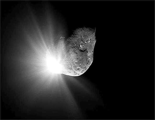 34. Deep Impact tấn công sao chổi, chụp năm 2005. Sự kiện này tưởng chừng đơn giản, tuy nhiên va chạm giúp các nhà khoa học có thể nghiên cứu loại vật liệu có thể tách ra từ lõi đá.