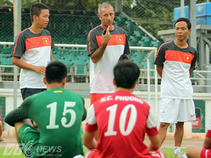 Thầy Giôm nhắc nhở học trò (Ảnh: Nhạc Dương)