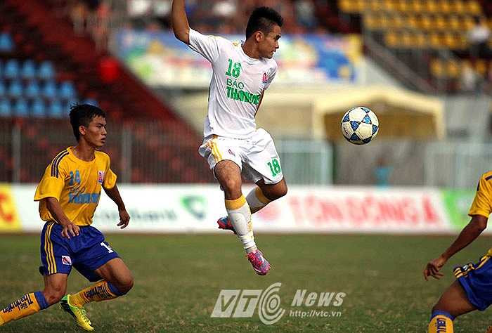 Điểm nhấn đáng chú ý nhất trong trận đấu giữa U21 SLNA và U21 Vĩnh Long là màn trình diễn của Hồ Phúc Thịnh (áo trắng - số 18)