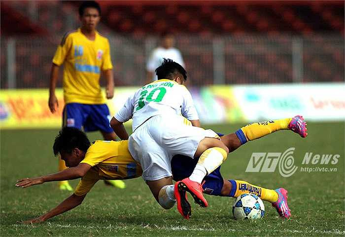 Quay trở lại trận đấu của U21 SLNA, ngoài sự tỏa sáng của Phúc Thịnh, màn trình diễn của Phi Sơn (số 10) cũng rất đáng chú ý