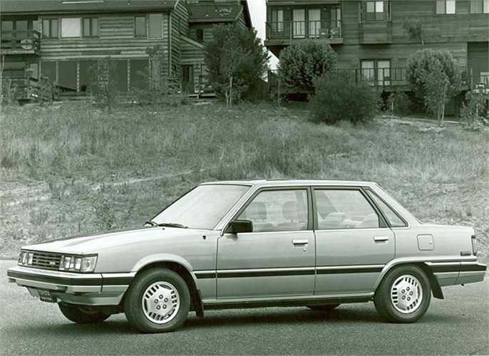 Toyota cho ra đời mẫu Camry đầu tiên của mình vào năm 1983 với động cơ truyền động bánh trước và phần thân xe dài hơn so với đối thủ cùng phân khúc là Honda Accord