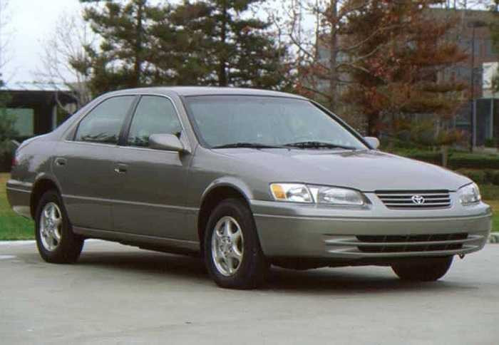 Camry thế hệ thứ 4 ra đời năm 1997 kèm trang bị lưới tản nhiệt được thiết kế mới cùng động cơ tùy chọn 2.2 lít I-4 và 3.0 lít V-6.