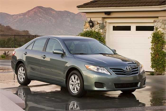 Có một số thay đổi nhỏ đối với mẫu Camry 2010 khi Toyota thiết kế lại lưới tản nhiệt trông sắc nét hơn trong khi vẫn giữ kiểu dáng y hệt phiên bản 2007.