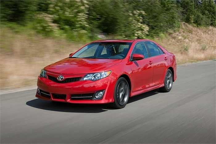 Toyota ra mắt mẫu Camry thế hệ thứ 7 của mình vào năm 2012 với thiết kế góc cạnh hơn hẳn về ngoại hình đồng thời trang bị lại nội thất hoàn toàn mới cho bản nâng cấp Camry 2014.