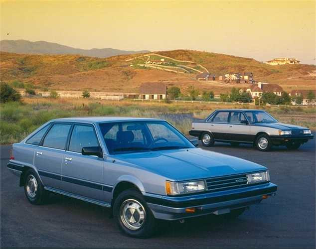Vào năm 1985, Toyota thiết kế Camry gồm hai phiên bản liftback và sedan.