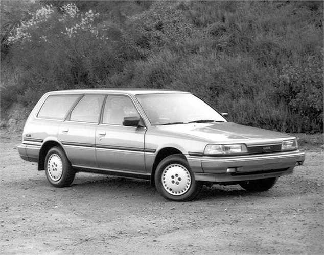 Vào năm 1987, lần đầu tiên Toyota cung cấp phiên bản Camry Wagon cho thị trường nước châu Âu với phần nắp cốp xe được nâng lên bằng với mui xe.