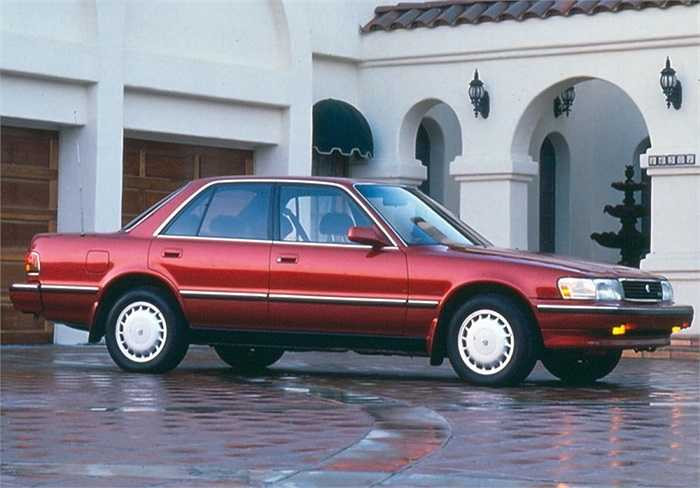Vào năm 1989, Toyota cho ra đời mẫu Camry thế hệ 2 của mình với thiết kế ít góc cạnh hơn so với mẫu xe đời trước nhằm hướng đến thị trường xuất khẩu. 