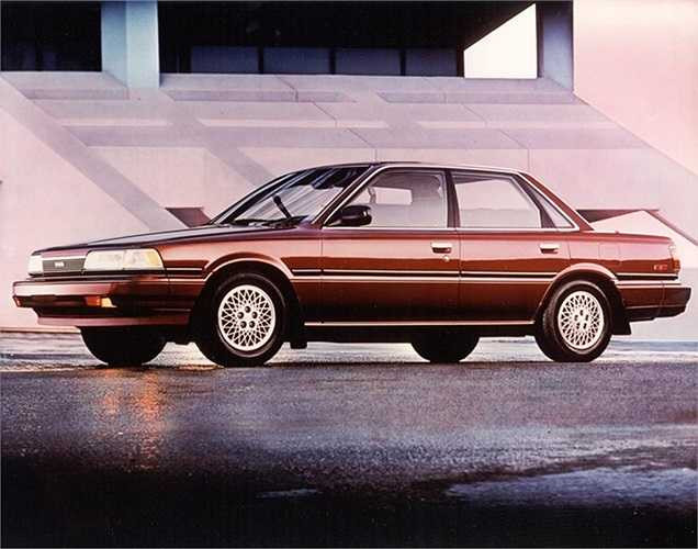 Toyota giữ lại hầu hết thiết kế của phiên bản đời trước (1989) trên mẫu Camry 1990.