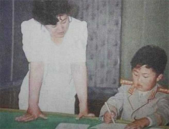 Kim Jong-un chụp ảnh cùng mẹ là bà Ko Yong-hui 