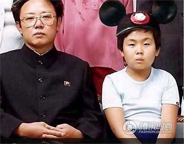 Kim Jong-un chụp cùng cha mình là cố lãnh đạo Kim Jong-il