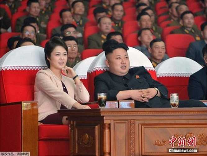 Nhà lãnh đạo Kim Jong-un hạnh phúc bên phu nhân Ri Sol Ju