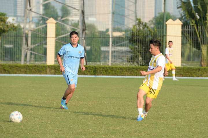 Sau khi về nước chuẩn bị cho Liveshow Đêm tình nhân, Bằng Kiều và đạo diễn Hoàng Giang đã cùng Câu lạc bộ bóng đá FC SOL, câu lạc bộ của những ca sỹ và nghệ sỹ trẻ tại Hà Nội có trận đấu bóng giao lưu với Fc Quốc Bảo.