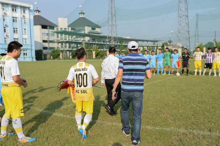 Trận đấu đã diễn ra trên tinh thần giao lưu nhưng cũng không kém phần căng thẳng. Ca sỹ Bằng Kiều được bố trí đá tiền đạo, đạo diễn Hoàng Giang chơi ở vị trí tiền vệ cánh. 