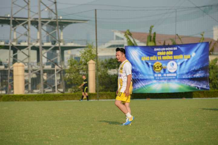 Đạo diễn Hoàng Giang cho biết: 'Anh Bằng Kiều là một người khá đam mê thể thao ngang bằng với việc ca hát. Nếu trên sân khấu anh ấy là một ca sỹ có chất giọng thu hút nhất thì trên sân cỏ Bằng Kiều cũng có những chiêu thức khá độc khiến đối phương đôi lúc phải bất ngờ'.