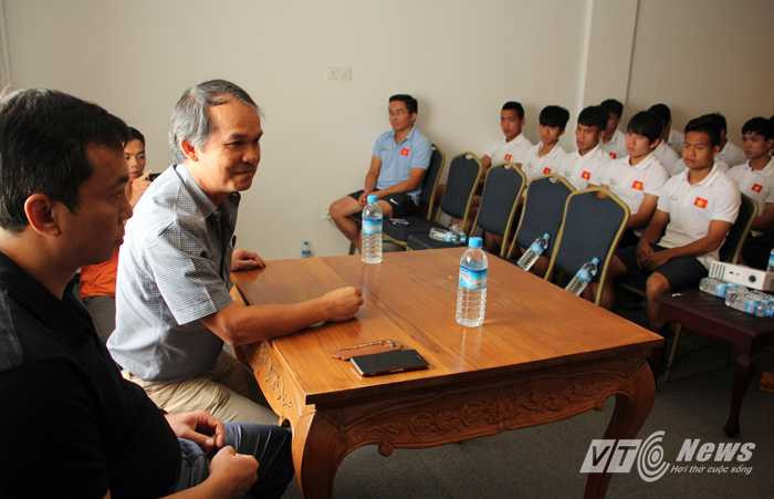 Bầu Đức úy lạo tinh thần U19 Việt Nam (Ảnh: Hà Thành)