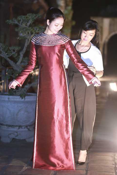 Hoa hậu Nguyễn Ngọc Anh sẽ đảm nhận vị trí veddette trong màn trình diễn Bộ sưu tập áo dài được lấy cảm hứng từ nghệ thuật khảm trai và nghệ thuật làm quạt của NTK Võ Thùy Dương.