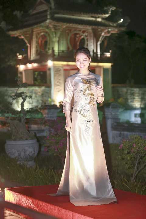 NTK Võ Thùy Dương được giao thực hiện một bộ sưu tập áo dài dựa trên việc sử dụng nghệ thuật khảm trai và làm quạt - những nghề thủ công truyền thống của Hà Nội. 