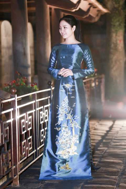 Chị đã thiết kế 15 bộ áo dài có những họa tiết được làm bằng khảm trai và 20 bộ áo dài lấy cảm hứng từ những chiếc quạt ngũ sắc truyền thống của Việt Nam.