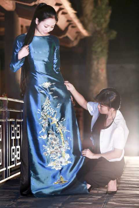 Với những bộ áo dài dùng khảm trai làm họa tiết trang trí, NTK Võ Thùy Dương lấy ý tưởng là những bộ tranh tứ quý với tùng, cúc, trúc, mai. Ngoài ra, chị còn sử dụng các họa tiết có hình rồng, phượng - những cái đặc trưng của văn hóa phương Đông.