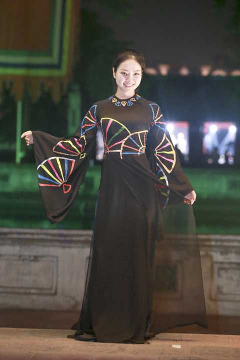 Nét đẹp riêng trong bộ sưu tập áo dài của NTK Võ Thùy Dương chính là việc sử dụng nghệ thuật khảm trai để tạo nên những họa tiết cho chiếc áo dài. Những mảnh ốc, mảnh trai có màu sắc tự nhiên, những màu sắc ấy chuyển đổi theo từng góc nhìn, chẳng hạn nếu người xem đứng ở góc này thì thấy nó có ánh xanh, đứng sang góc khác lại thấy nhiều ánh đỏ...