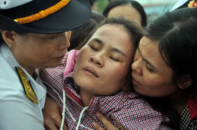 Nghẹn ngào đón chiến sỹ hy sinh trên biển trở về đất mẹ