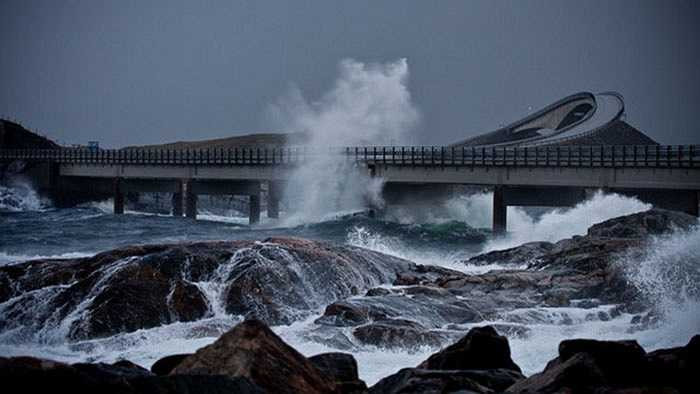 Cao tốc Atlantic Ocean Road, Na Uy: Con đường này là một phần thuộc quốc lộ 64 của Na Uy, nối liền hai thị trấn cổ kính, với 8 cây cầu nhỏ bắc qua 8 hòn đảo. Các cây cầu được thiết kế với dáng cong độc đáo, có khả năng chịu được tác động của bão. 