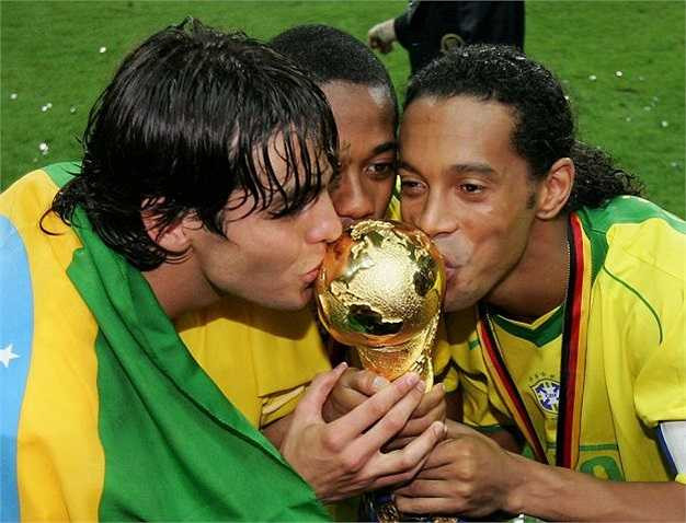 Dù chỉ được ra sân đúng 25 phút, nhưng Kaka cũng được chia sẻ niềm vui chiến thắng cùng các đàn anh.