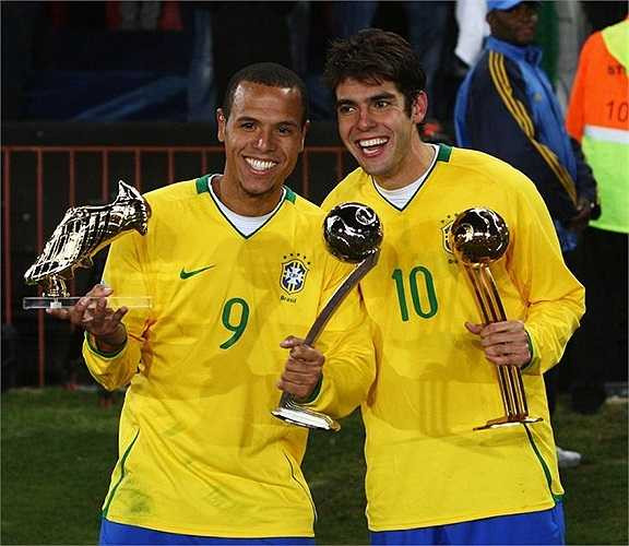 Với phong độ chói sáng, anh đưa đội nhà trở thành nhà vô địch, qua đó giành luôn ngôi vị Cầu thủ xuất sắc nhất giải đấu.