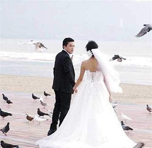 Mãi tới năm 2013, cả hai mới công khai tình yêu trước dư luận. Cả hai thường xuyên chia sẻ những hình ảnh tình tứ.