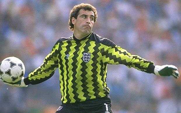 Peter Shilton chính là một trong những thủ thành vĩ đại nhất lịch sử bóng đá Anh cũng như thế giới. Trong suốt 20 năm, từ 1970 đến 1990, ông đã có 125 trận khoác áo Tam Sư.