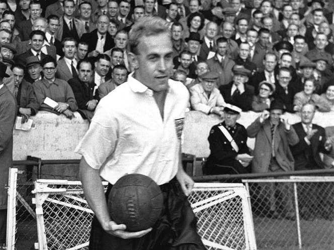 Cựu trung vệ Billy Wright là một trong những trung vệ vĩ đại nhất lịch sử nước Anh khi là người đầu tiên cán mốc 100 trận thi đấu cho ĐTQG. Tổng cộng ông chơi cho tuyển Anh 105 trận, trong đó có 90 trận ra sân với băng đội trưởng trên vai, một kỉ lục.