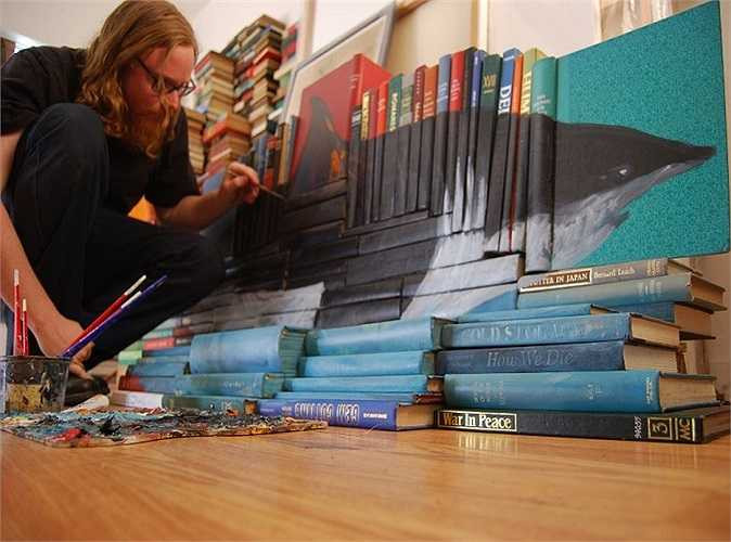 Bằng bút chì màu, mực in, sơn mài và những cuốn sách cũ, chàng trai đến từ Mỹ này đã tạo ra những tác phẩm vô cùng độc đáo, ấn tượng.