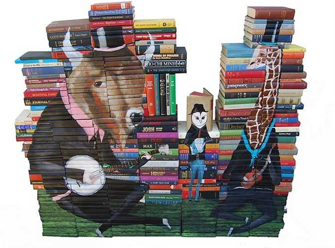 Có những tác phẩm Mike đã sử dụng tới 5000 cuốn sách.