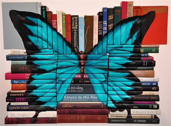 Mike từng được các trường đại học mời đến để trang trí cho thư viện của họ.