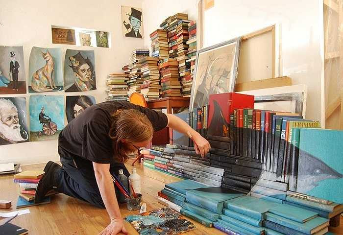 Mike Stilkey miệt mài với công việc của mình mỗi ngày.