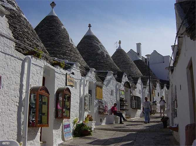 Alberobello giống như một ngôi làng bước ra từ truyện cổ tích. Nổi tiếng với những ngôi nhà được xây dựng từ đá vôi, tọa lạc ở Bari vùng Puglia, là một trong những điểm đến hấp dẫn nhất nước Ý.
