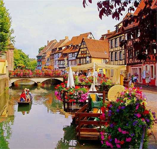 Colmar, Pháp được coi là một trong những thị trấn nhỏ đẹp nhất ở châu Âu. Du khách tới đây bị hút hồn bời sự yên bình, cổ kính của những con ngõ nhỏ và những ngôi nhà có kiến trúc cầu kỳ.