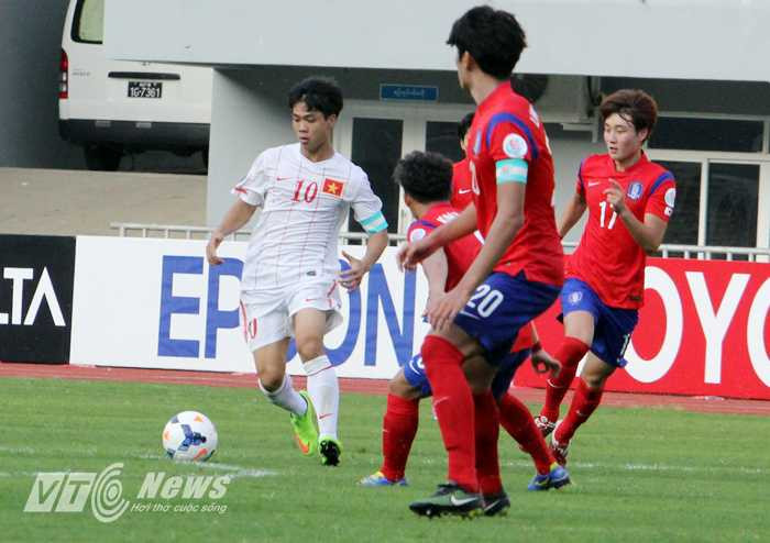 Trước lối chơi áp sát của U19 Hàn Quốc, Công Phượng đã không thể tạo đột biến (ảnh: Hà Thành)
