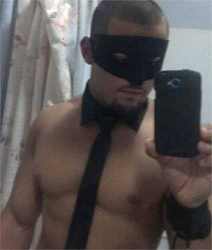 Chụp ảnh tự sướng hiện là một trong những trào lưu hot nhất trong giới trẻ. Bên cạnh những bức ảnh đẹp, được nhiều người chia sẻ, mới đây dân mạng còn tìm ra 18 màn tạo dáng được cho là xấu xí, phản cảm nhất trên Facebook. Trong ảnh, chàng trai cố đeo một số phụ kiện để tăng thêm vẻ nam tính nhưng kết quả lại không như mong muốn.