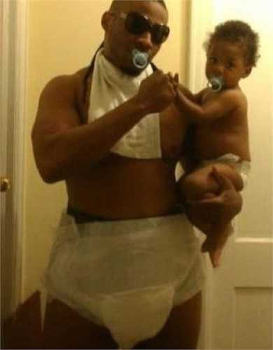 Tạo hình trẻ thơ phản cảm của ông bố bị cộng đồng mạng ném đá không thương tiếc.