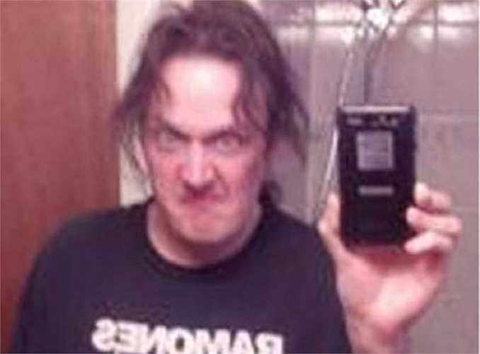 Người đàn ông này thậm chí còn có biệt danh là dị nhân, mặt ma nhờ biểu cảm không giống ai.