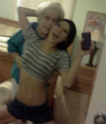 Nữ sinh bị ghét bỏ khi cố tính đưa bà vào trò lố, tạo dáng nhạy cảm.