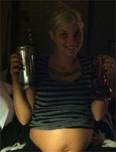 Không ít người cho rằng, bà bầu trong hình không nên vén áo và chụp bức ảnh không đẹp mắt này.