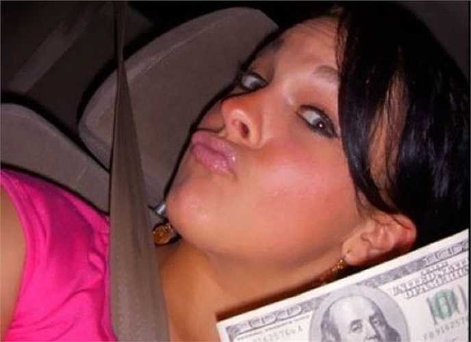 Một cô gái khoe mẽ sự giàu có và nhanh chóng có tên trong danh sách chủ nhân của bức ảnh xấu nhất thế giới.