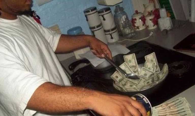 Khoe mẽ một cách lộ liễu luôn là hành động bị dân mạng ghét nhất. Và đương nhiên với bức ảnh lấy tiền làm thức ăn này, chàng trai đã nhận được không ít 'gạch đá'.