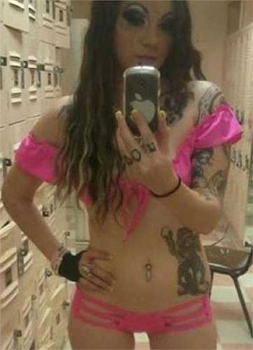 Ý muốn khoe cơ thể có nhiều hình xăm cá tính của cô gái này hoàn toàn thất bại. Trái lại, phần lớn mọi người chỉ thấy cô có vẻ ngoài kỳ dị, trang điểm quá lòe loẹt. 