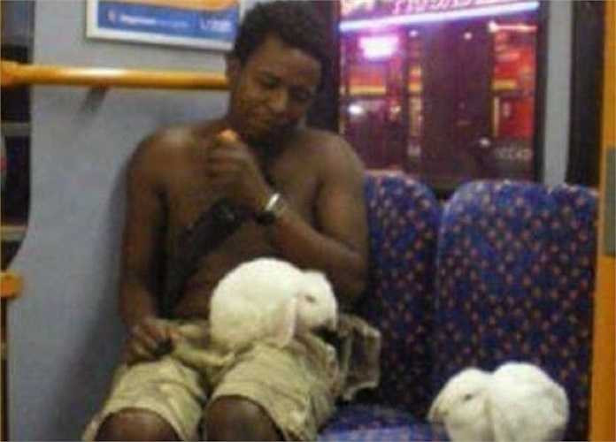 Bộ dạng được đánh giá là không phù hợp khi đang ngồi trên phương tiện giao thông công cộn